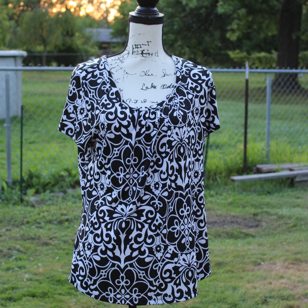 Casual Land Women's Black & White Top - Size 1XL